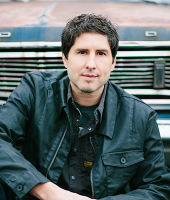 Photo of Matt de la Peña